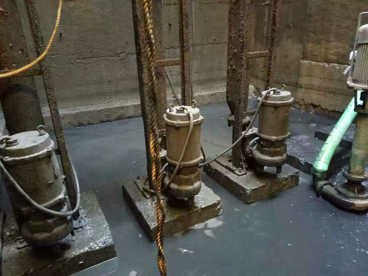 长垣污水池清理